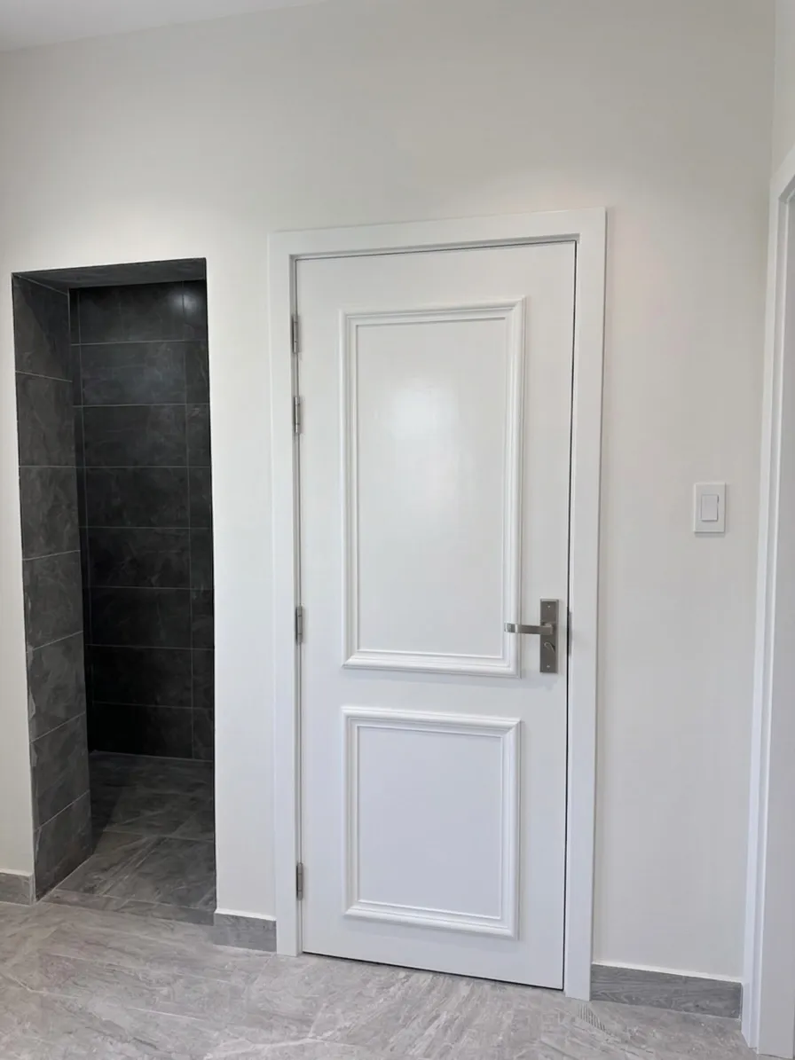 Cửa nhựa composite mẫu phào nổi tân cổ điển